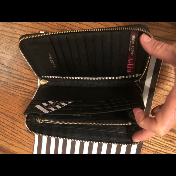 Henri Bendel black leather wallet/gold hardware. - Picture 3 of 3
